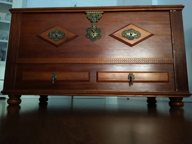 Baule in legno intagliato