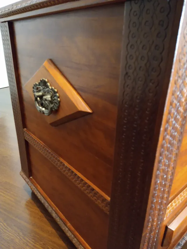 Baule in legno intagliato