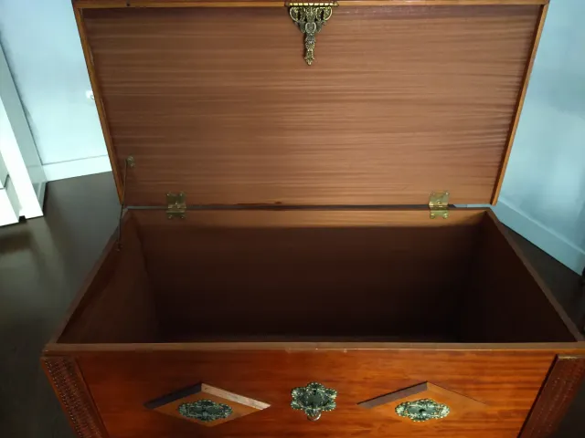 Baule in legno intagliato