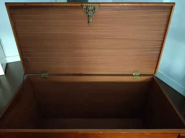 Baule in legno intagliato