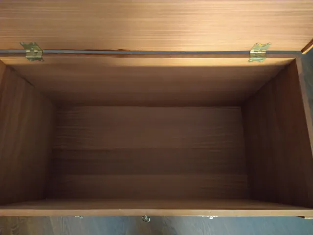 Baule in legno intagliato