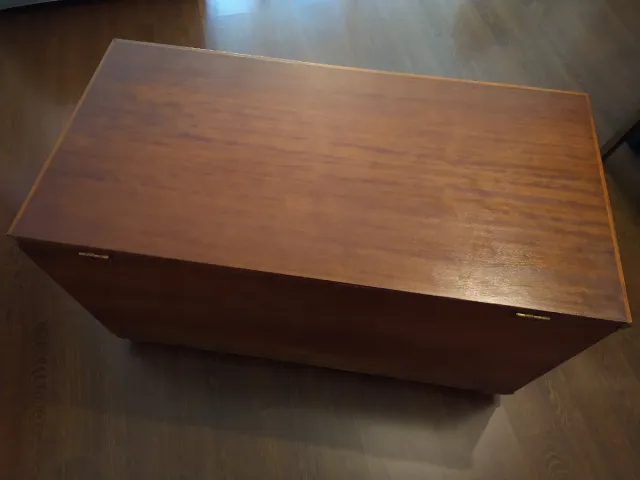 Baule in legno intagliato