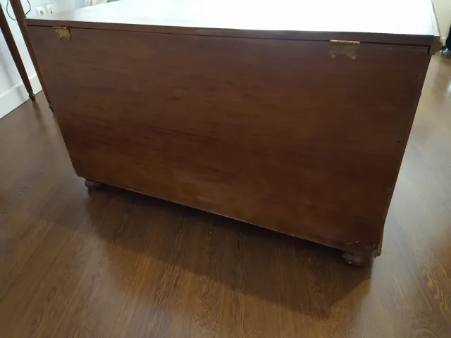 Baule in legno intagliato