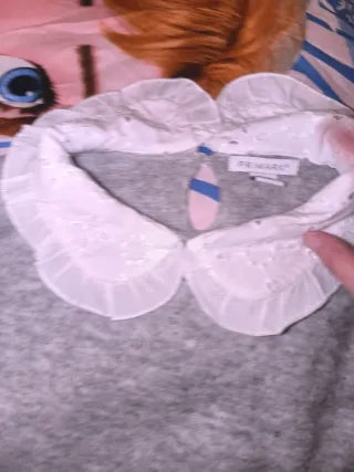 Jersey Primark Gris con Cuello Blanco