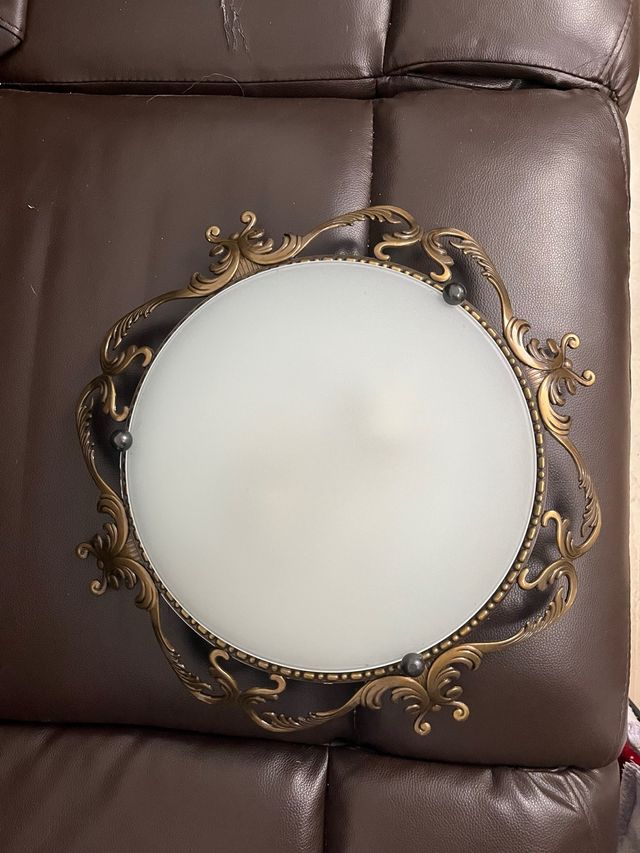 Plafón de techo dorado y blanco