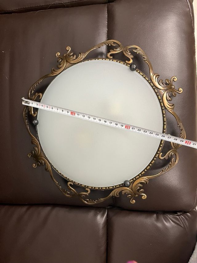 Plafón de techo dorado y blanco