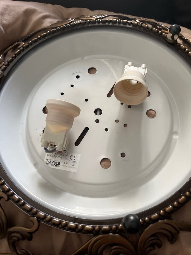 Plafón de techo dorado y blanco