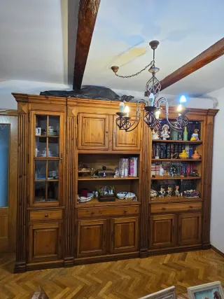 Mueble de roble con vitrina y cajones