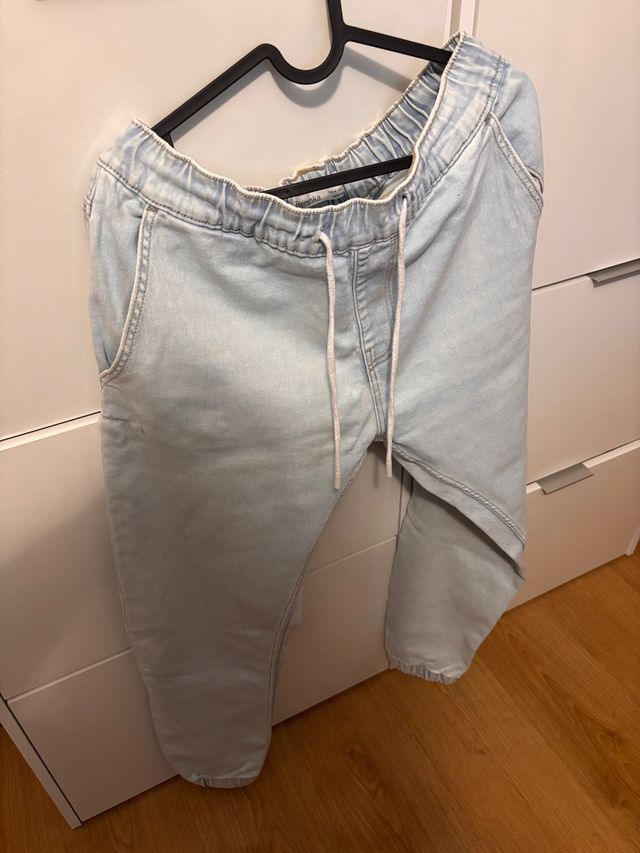 Vaqueros Bershka azul claro