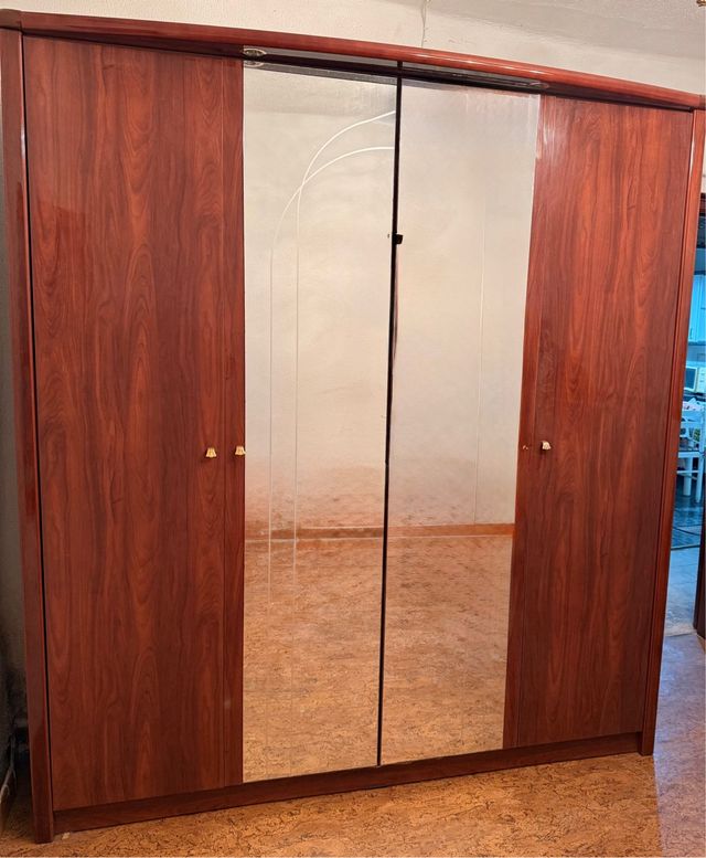 Armario de madera con puertas de espejo