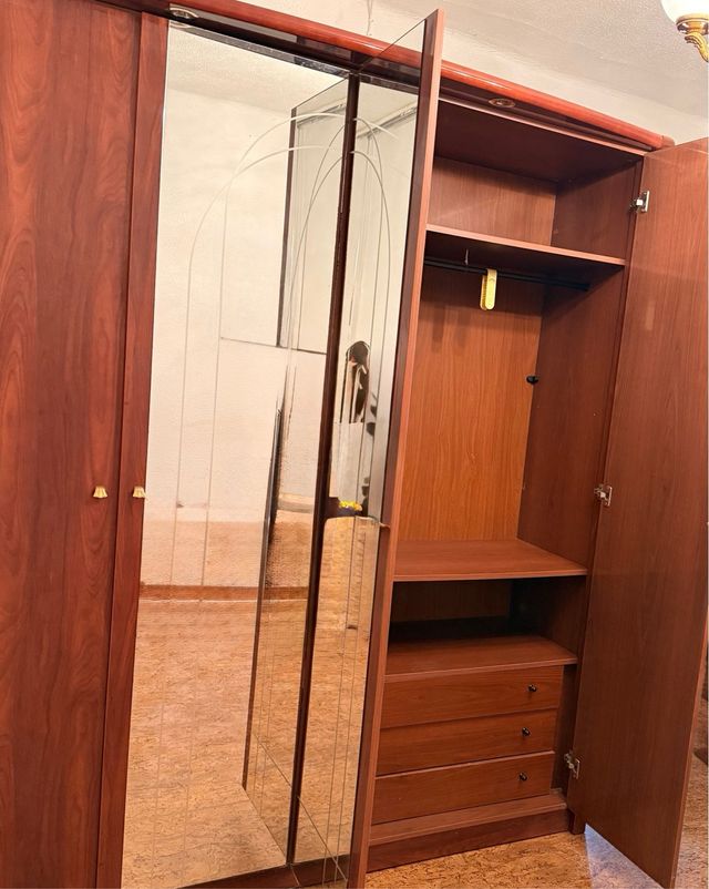 Armario de madera con puertas de espejo
