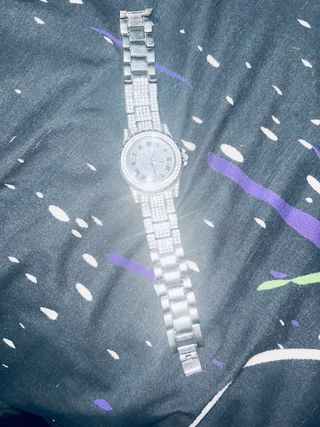 Reloj de pulsera plateado con diamantes