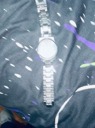 Reloj de pulsera plateado con diamantes