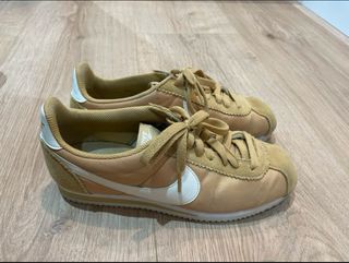 Zapatillas Nike Beige y Blancas