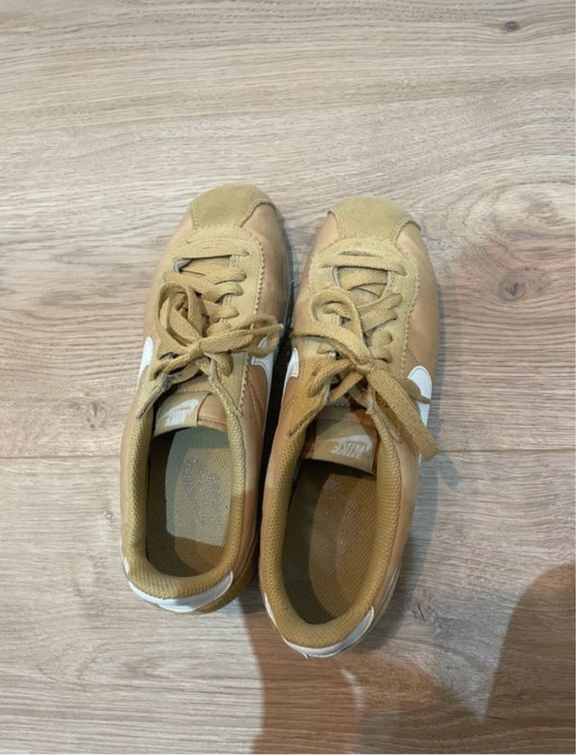 Zapatillas Nike Beige y Blancas