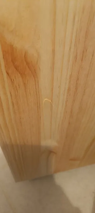 Mesita de noche de madera pino y ratán