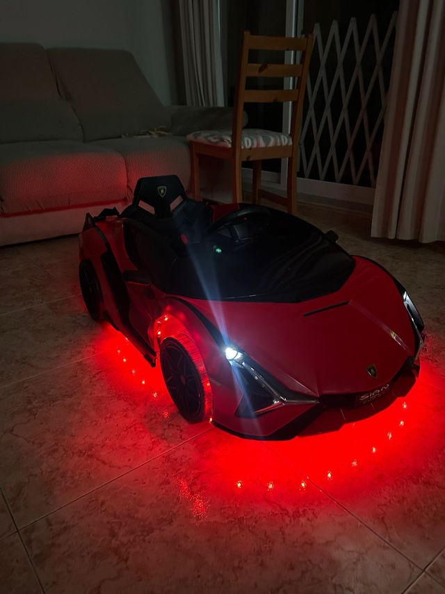 Coche eléctrico infantil rojo