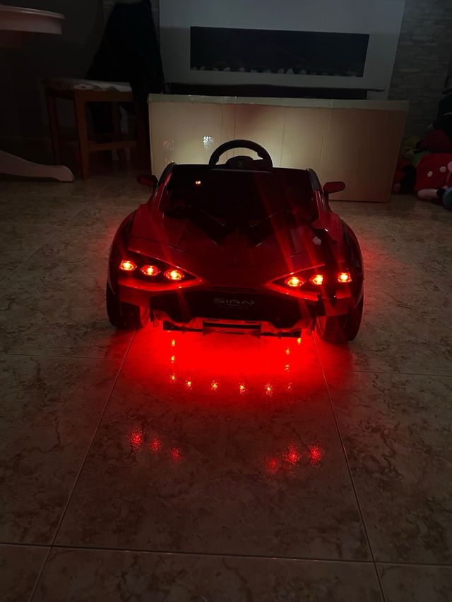 Coche eléctrico infantil rojo