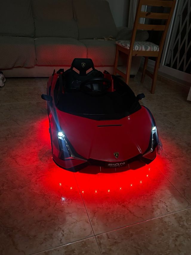 Coche eléctrico infantil rojo