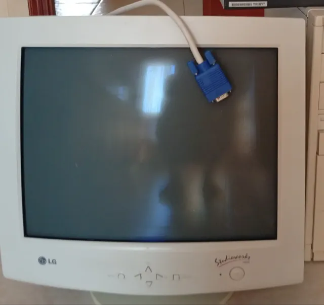 Monitor LG y ordenador de sobremesa