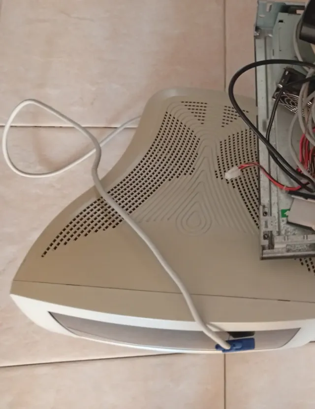 Monitor LG y ordenador de sobremesa