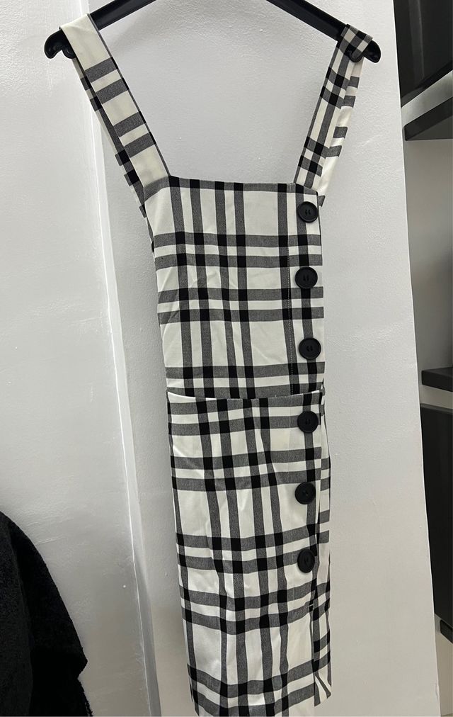 Mono a cuadros blanco y negro