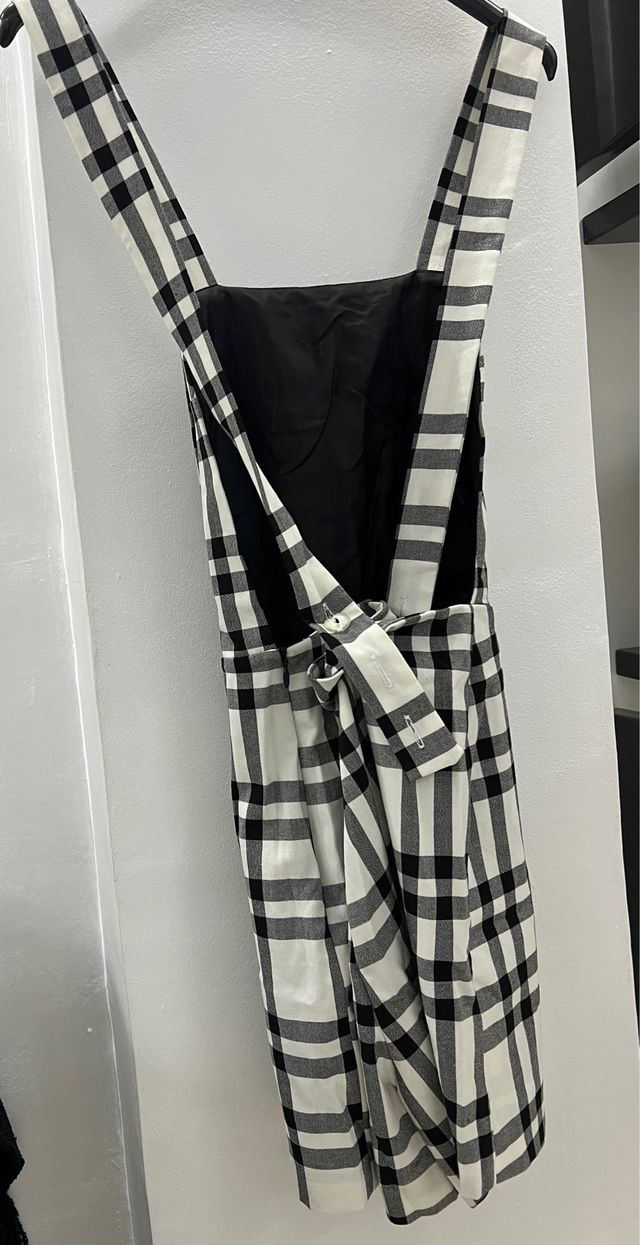 Mono a cuadros blanco y negro