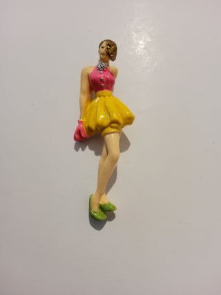 Spilla donna con gonna gialla