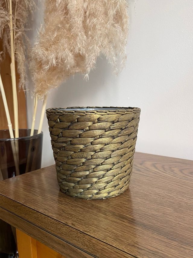 Macetero dorado tejido jacinto de agua