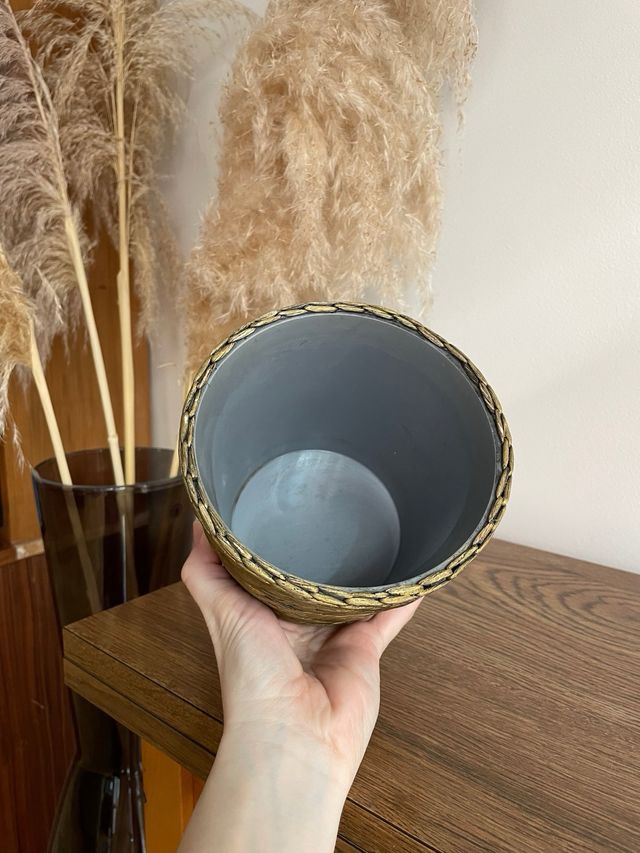 Macetero dorado tejido jacinto de agua