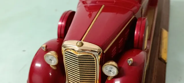 COCHE EXPOSICIÓN - CADILLAC DELUXE TUDOR (1932)
