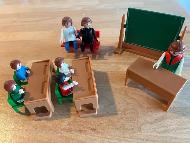 Playmobil escuela con figuras y mobiliario