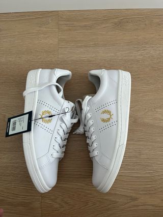 Tenis Fred Perry Blancos y Dorados
