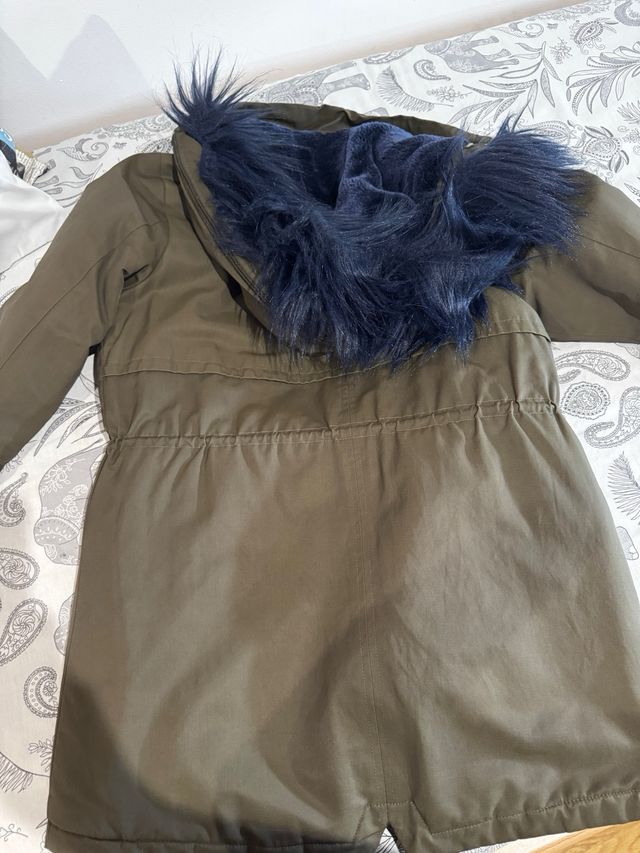 Abrigo verde con capucha y pelo azul