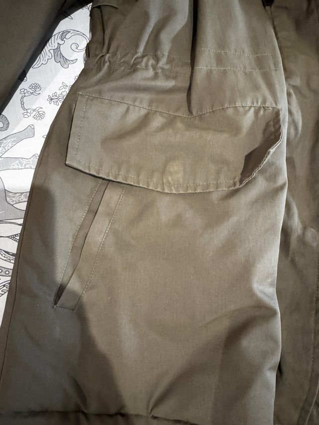 Abrigo verde con capucha y pelo azul