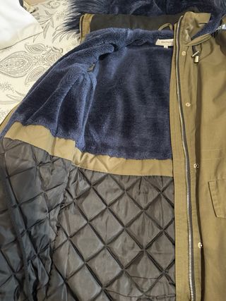 Abrigo verde con capucha y pelo azul