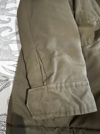 Abrigo verde con capucha y pelo azul