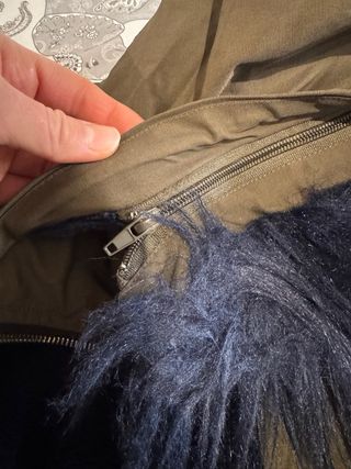 Abrigo verde con capucha y pelo azul