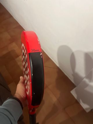 Pala de pádel Wilson roja