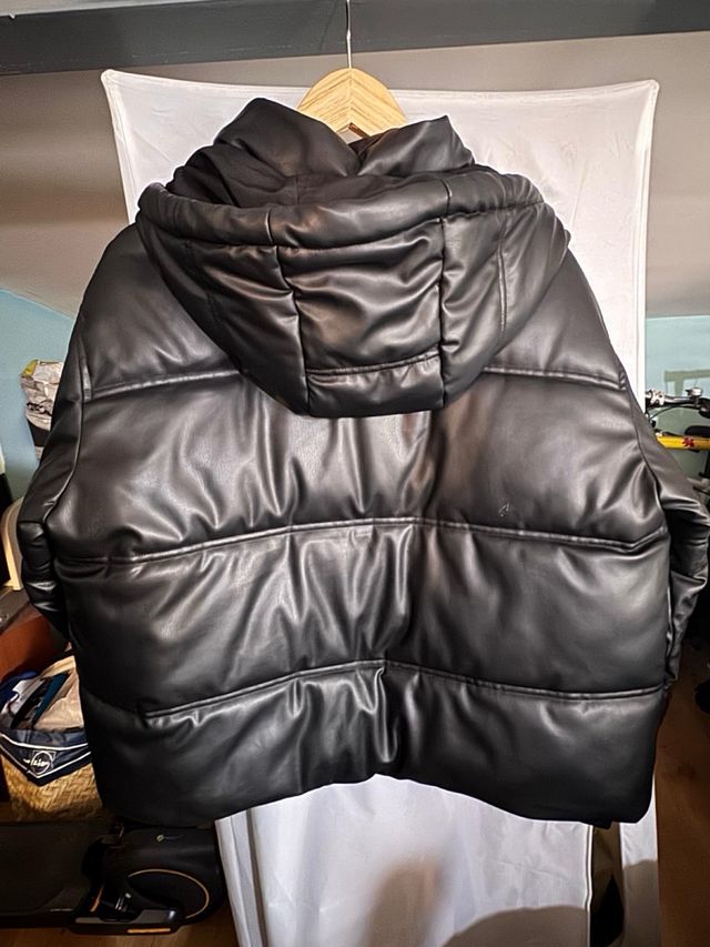 Plumón efecto cuero Zara negro