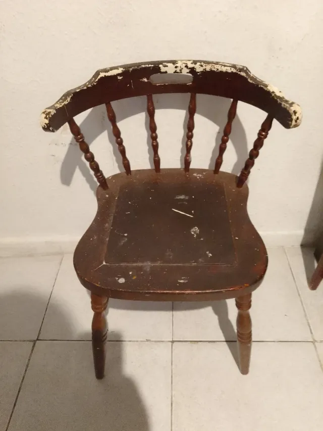 Silla antigua de madera