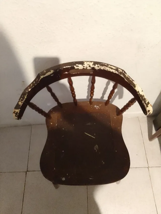 Silla antigua de madera