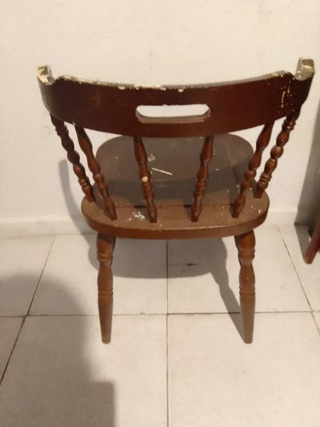 Silla antigua de madera