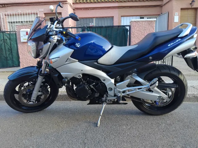 Suzuki GSXR Moto Azul y Plata