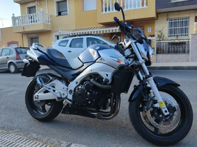 Suzuki GSXR Moto Azul y Plata