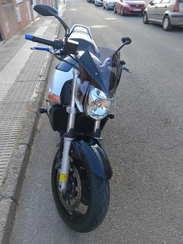 Suzuki GSXR Moto Azul y Plata