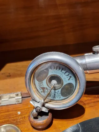 Gramófono antiguo años 30 cabezal ODEON. Funciona