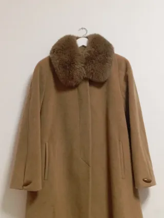 Abrigo señora marrón con cuello de pelo.