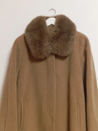 Abrigo señora marrón con cuello de pelo.