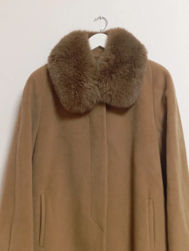 Abrigo señora marrón con cuello de pelo.